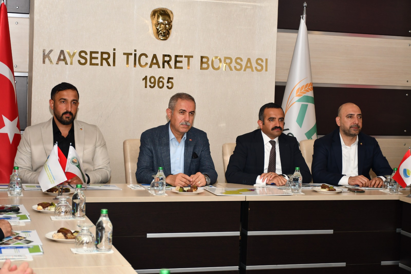 SİVAS HEYETİ, TÜRKİYE’NİN YENİ NESİL TARIM MODELİNİ YERİNDE İNCELEDİ SİVAS HEYETİ, TÜRKİYE’NİN YENİ NESİL TARIM MODELİNİ YERİNDE İNCELEDİ