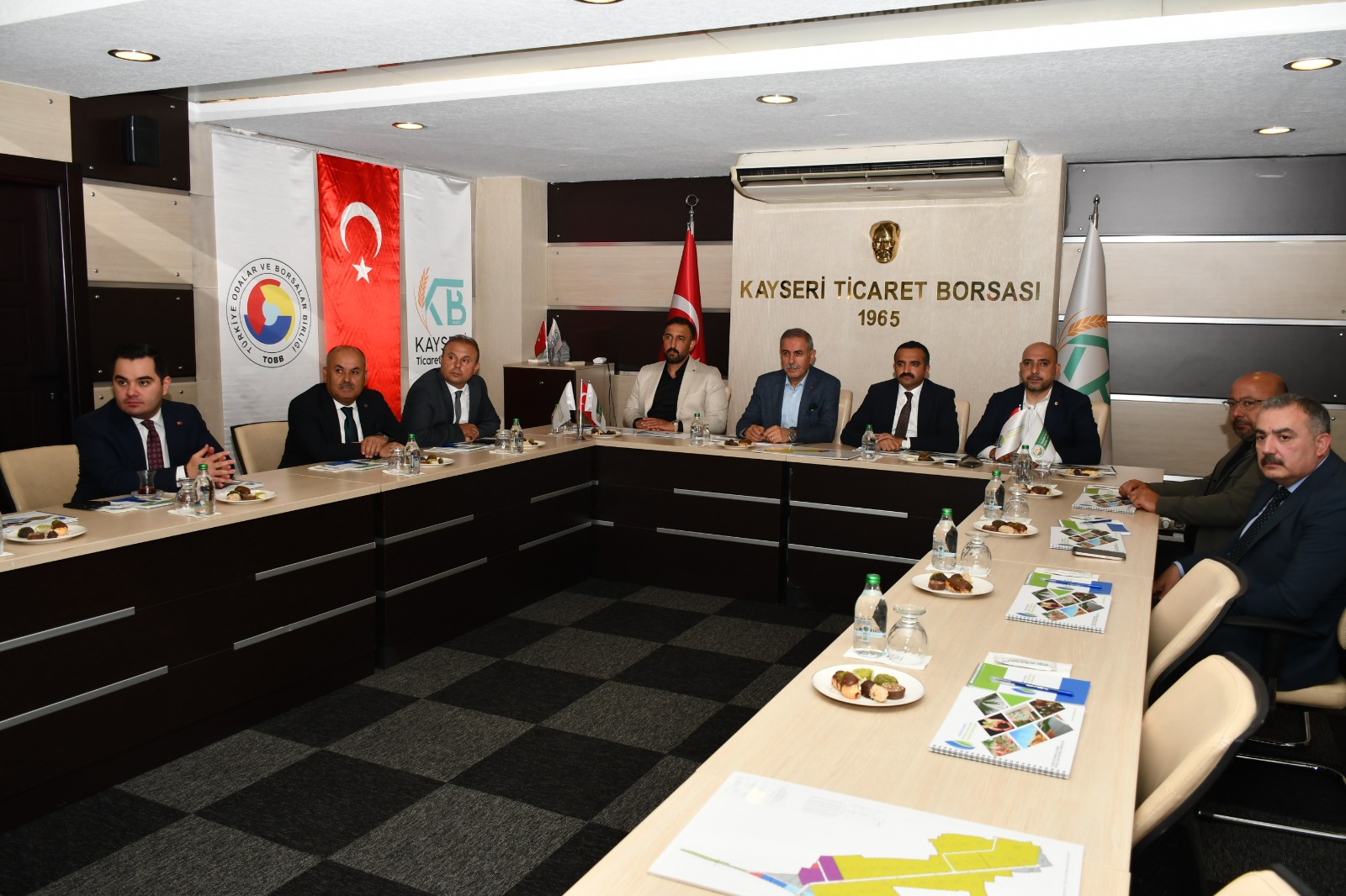 SİVAS HEYETİ, TÜRKİYE’NİN YENİ NESİL TARIM MODELİNİ YERİNDE İNCELEDİ SİVAS HEYETİ, TÜRKİYE’NİN YENİ NESİL TARIM MODELİNİ YERİNDE İNCELEDİ